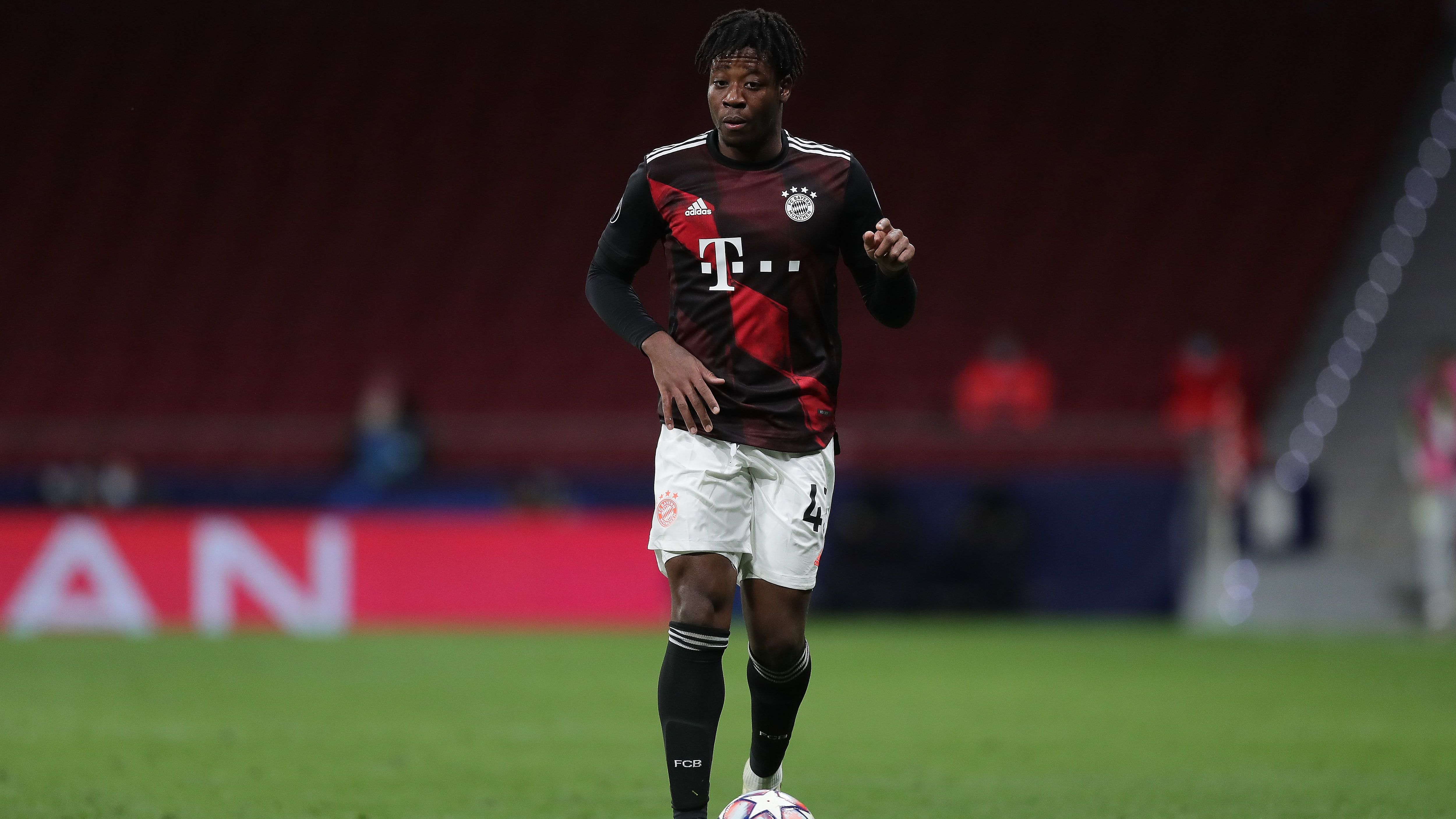 <strong>Platz 10: Bright Arrey-Mbi</strong><br><strong>Alter beim Pflichtspiel-Debüt:</strong> 17 Jahre, acht Monate, fünf Tage<br><strong>Begegnung:</strong>&nbsp;Atletico Madrid - FC Bayern München 1:1 (1. Dezember 2020, Champions League)