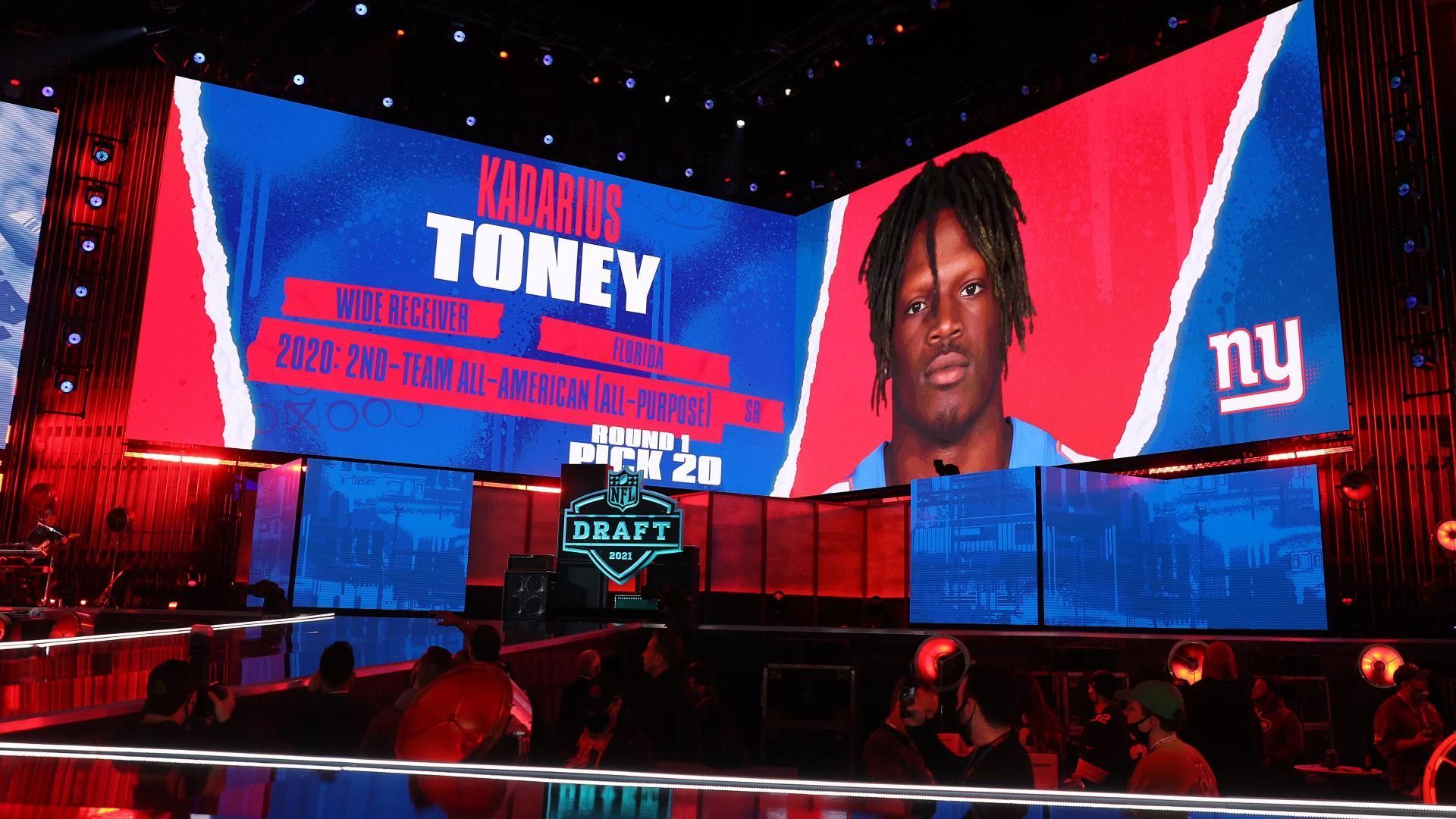 
                <strong>Gewinner: New York Giants</strong><br>
                Obwohl die New York Giants mit Wide Receiver Kadarius Toney eine mutige Wahl trafen, kann man sie zu den Gewinnern der ersten Runde zählen. Durch den Trade mit den Chicago Bears fielen sie zwar an die 20. Stelle zurück, erhielten im Gegenzug jedoch eine wertvolle Auswahl an zukünftigen Draft-Picks. Neben einem Viertrunden-Pick in diesem Jahr erhalten sie den Erstrunden-Pick sowie einen Viertrunden-Pick der Bears für das Jahr 2022. Ein kluger Schachzug von GM Dave Gattleman und Co., da die ursprünglich anvisierten Top-Receiver im Draft allesamt vor den Giants ausgewählt wurden. 
              