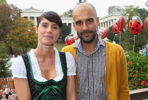 
                <strong>Cristina und Pep Guardiola</strong><br>
                Beim FC Bayern hat er das Sagen, zu Hause hat Ehefrau Cristina die Lederhosen an. Der spanische Cheftrainer und seine Ehegattin machen auf ihrem zweiten Besuch beim Oktoberfest eine gute Figur.
              