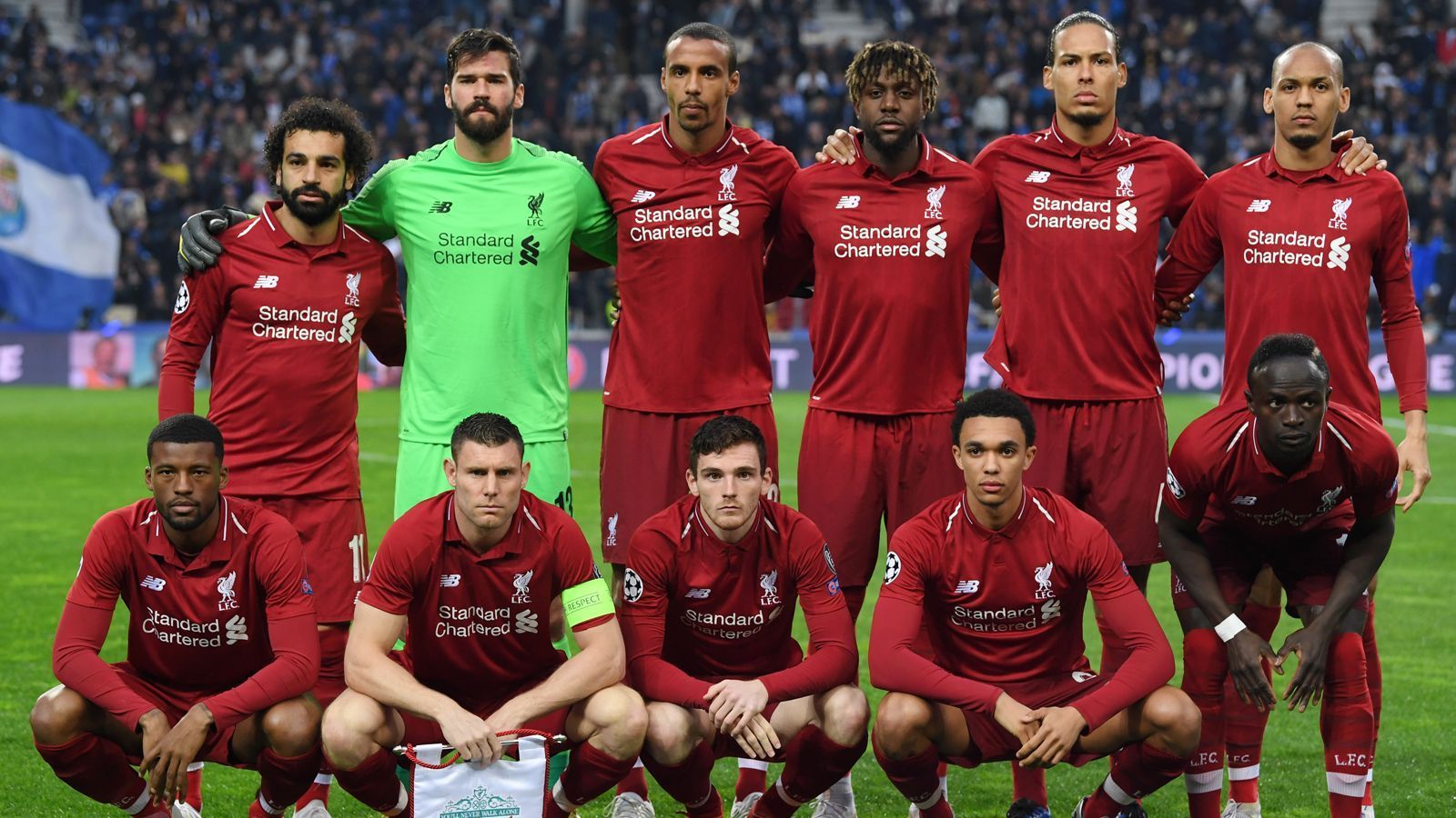 
                <strong>Der aktuelle Kader des FC Liverpool </strong><br>
                So sieht der Kader dreieinhalb Jahre nach der Ankunft von Jürgen Klopp aus: Torwart: Alisson, Simon MignoletAbwehr: Virgil van Dijk, Joe Gomez, Dejan Lovren, Joel Matip, Andrew Robertson, Alberto Moreno, Trent Alexander-Arnold, Connor RandallMittelfeld: Fabinho, Naby Keita, Georginio Wijnaldum, Alex Oxlade-Chamberlain, Jordan Henderson, James Milner, Adam Lallana,Angriff: Sadio Mane, Ben Woodburn, Mohamed Salah, Xherdan Shaqiri, Roberto Firmino, Daniel Sturridge, Divock Origi
              