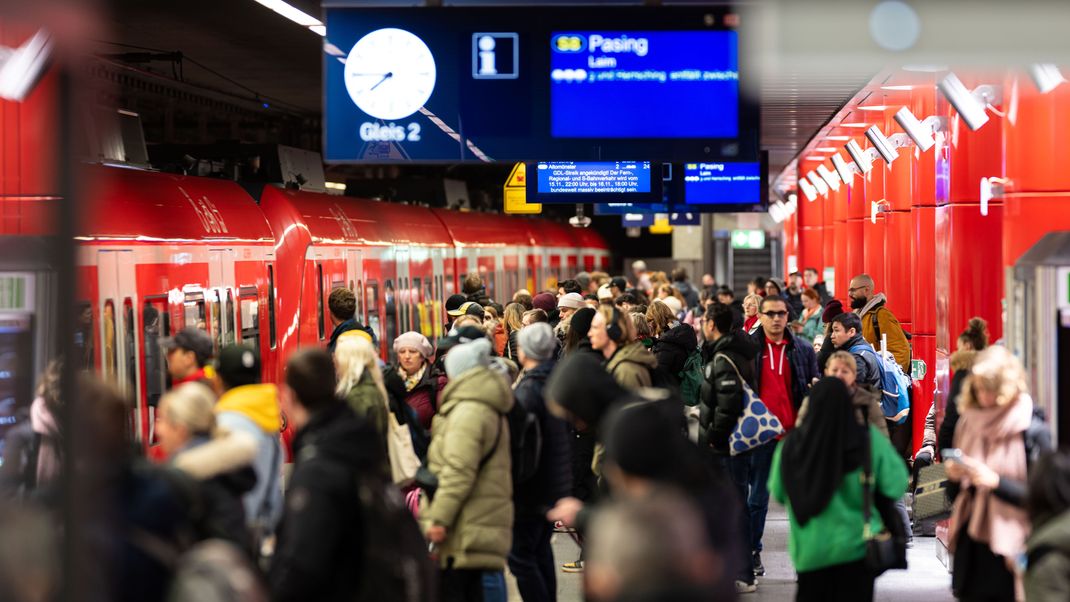 Fahrgäste steigen in eine S-Bahn an der Station Hauptbahnhof. 