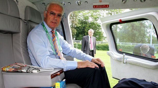 <strong>Vater des Sommermärchens</strong><br>Franz Beckenbauer anno 2006: Während des Sommermärchens flog Beckenbauer quer durch Deutschland, um alle Spiele zu sehen - und er war begeistert: "Ich kann nur jedem empfehlen, wenn er die Möglichkeit hat, sich das Land vom Hubschrauber aus anzugucken: Wir leben in einem Paradies!"