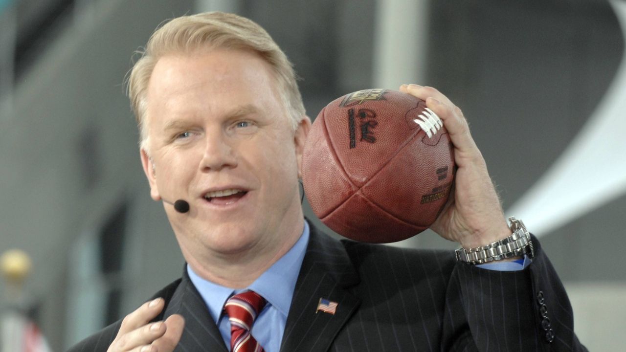 
                <strong>Boomer Esiason (aktiv: 1984-1997) </strong><br>
                Auch Boomer Esiason wurde während seiner aktiven Zeit mit der MVP-Trophäe ausgezeichnet. Seiner Meinung nach hat es sogar Vorteile Linkshänder zu sein, da sich die gegnerischen Verteidiger auf die Bewegungen neu einstellen müssen. Nach seiner aktiven Karriere hatt Esiason ebenfalls Erfolg, so gehört er zu den bekannteren TV-Experten in den USA in Bezug auf die NFL. 
              