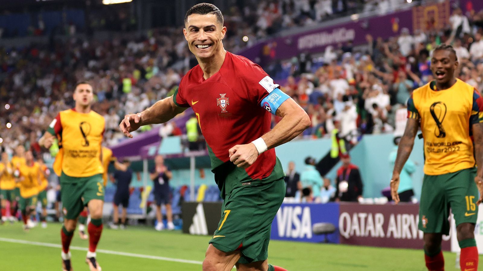
                <strong>Die magische Fünf: Ronaldo tritt elitärem Klub bei</strong><br>
                Cristiano Ronaldo hat bei der WM in Katar im ersten Gruppenspiel der Portugiesen gegen Ghana gleich zwei Meilensteine erreicht. Mit seinem Führungstreffer kürte sich der Superstar zum ersten Spieler, der bei fünf verschiedenen Weltmeisterschaften ein Tor erzielen konnte. Doch alleine durch seine Teilnahme am Spiel, trat der Stürmer einem elitären Klub an Spielern bei, die allesamt fünf WM-Teilnahmen aufweisen können. ran zeigt, alle Mitglieder.
              