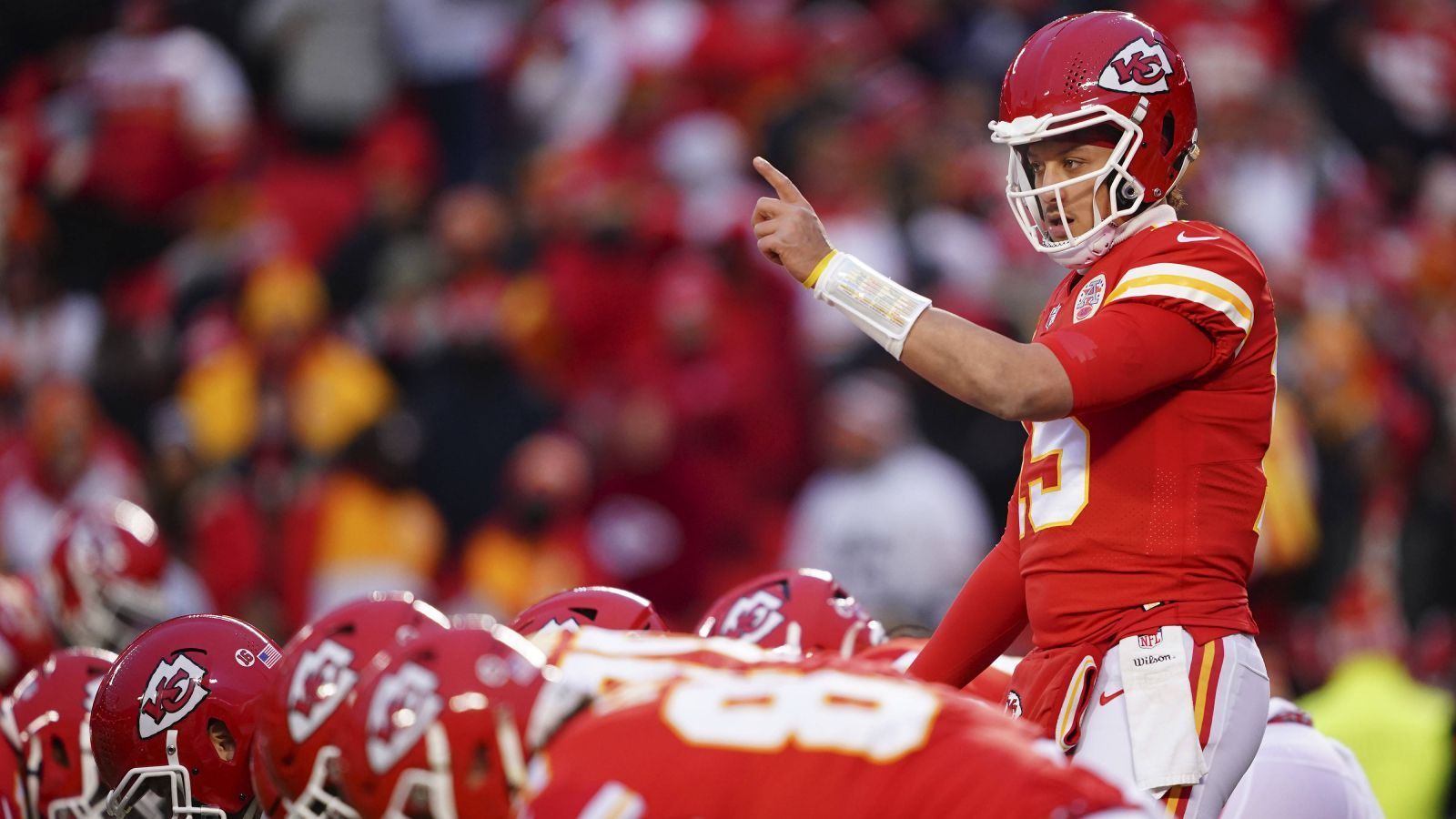 
                <strong>Patrick Mahomes (Kansas City Chiefs)</strong><br>
                Tom Brady war 2022 Gast in Deutschland, mit Patrick Mahomes kommt sein geistiger Nachfolger als Gesicht der NFL im Jahr 2023! Der 27-Jährige ist nicht nur der amtierende Super-Bowl-Champion, sondern auch der amtierende Most Valuable Player. Er ist DER größte Star der Liga, spätestens seitdem Brady in Rente gegangen ist. Alleine er und sein Name dürften Tickets verkaufen. Nicht, dass am Ende noch welche übrig bleiben würden...
              