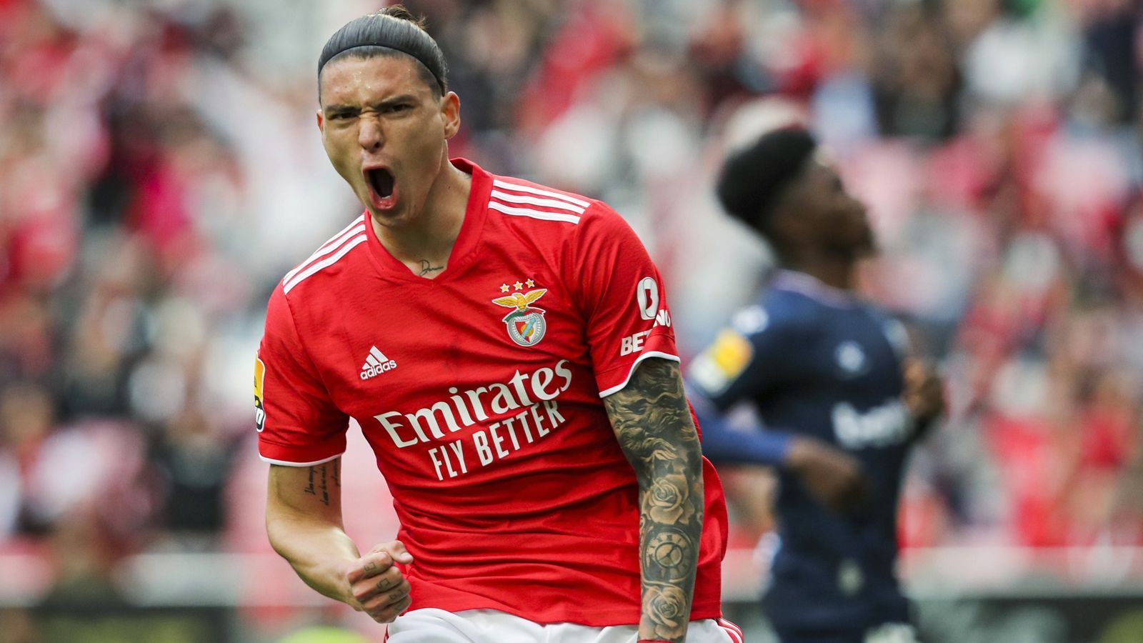 
                <strong>Darwin Nunez (Benfica Lissabon)</strong><br>
                Als deutlich jüngere Stürmer-Lösung gilt der Uruguayer Darwin Nunez von Benfica Lissabon. Bereits im Februar 2022 berichtete die "Sun", dass sich Manchester United zu anderen Interessenten wie Bayern München oder Borussia Dortmund hinzugesellt haben soll. Ob Nunez allerdings günstiger als Kane zu haben wäre, ist zunächst mal fraglich. Zum einen hat der 22-Jährige in seinem Vertrag eine Ausstiegsklausel in Höhe von 150 Millionen Euro. Bei Benfica erhofft man sich zwar nicht unbedingt diese Summe, plant laut "Correio da Manha" aber, den Stürmer zum neuen Rekord-Verkauf zu machen. Der aktuell teuerste Benfica-Abgang ist Joao Felix, der für etwa 120 Millionen Euro zu Atletico Madrid wechselte. 
              