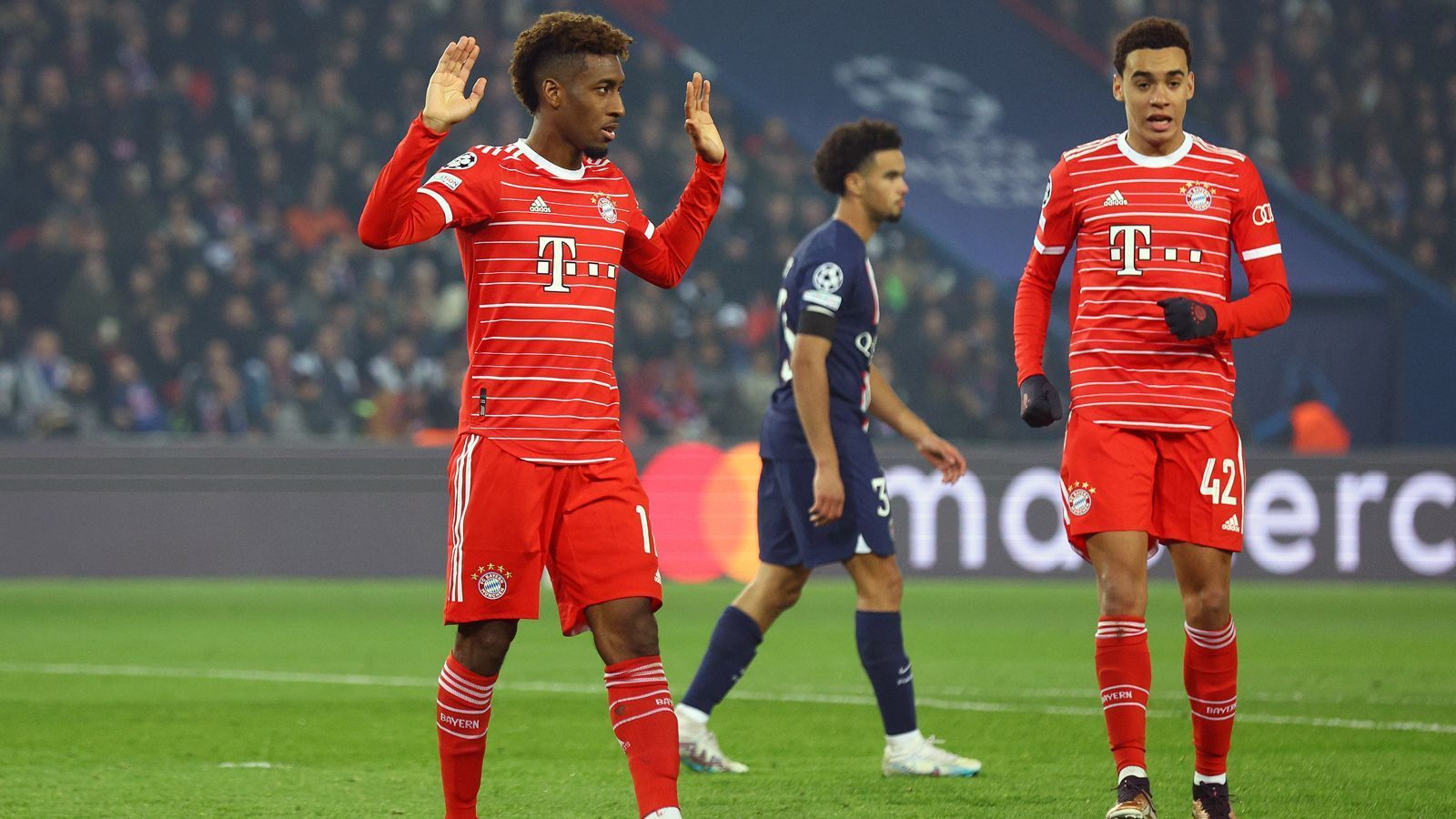 
                <strong>Gewinner: Kingsley Coman (FC Bayern München)</strong><br>
                Bayern München kann mit einem Vorsprung in das Achtelfinal-Rückspiel gegen Paris St. Germain gehen. Zu verdanken haben das die Bayern dem Treffer von Kingsley Coman im Hinspiel in Paris. Ausgerechnet in seiner Geburtsstadt und gegen seinen Ex-Klub traf der Franzose zum entscheidenden 1:0 - wie schon im Champions-League-Finale 2020. Doch trotz der Freude über den wichtigen Treffer zeigte Coman Größe, jubelte gegen seinen Jugendverein demonstrativ nicht.
              