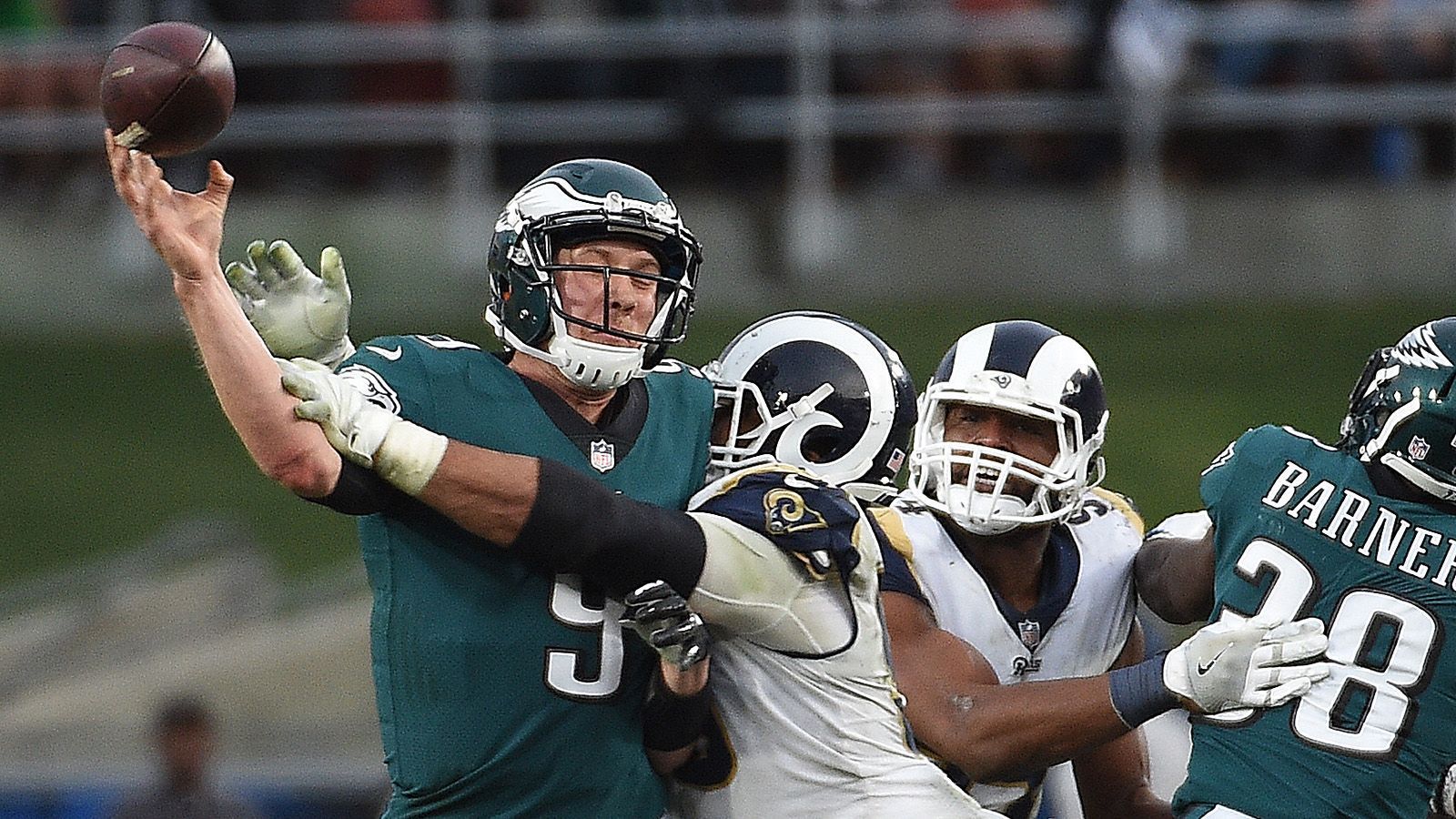 
                <strong>Philadelphia Eagles</strong><br>
                Aktuelle Position: 7Bilanz: 7-7Conference-Bilanz: 5-6Restprogramm: Texans (H), Redskins (A)Einschätzung: Das entscheidende Duell könnte das Heimspiel gegen Houston werden. Gelingt dort ein Sieg - und die Konkurrenz zeigt Schwächen - ist eine Teilnahme an den Playoffs noch möglich. Doch die Hoffnung ist nur klein. Den direkten Vergleich gegen die Vikings, Panthers und Cowboys haben die Eagles verloren. Gegen die Redskins führt Philadelphia vor dem Duell in Week 17.Möglicher Weg in die Playoffs: Die Eagles gewinnen ihre verbleibenden Spiele und die Vikings verlieren mindestens einmal. 
              