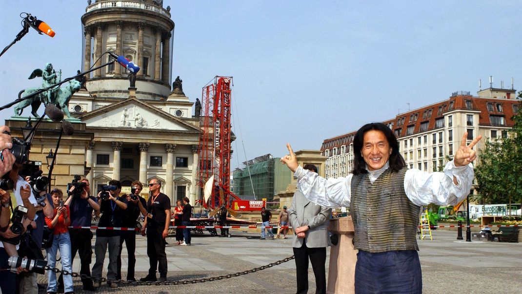 Hollywoodstar Jackie Chan in seiner Rolle als Passepartout auf dem Gendermarkt in Berlin 2003.