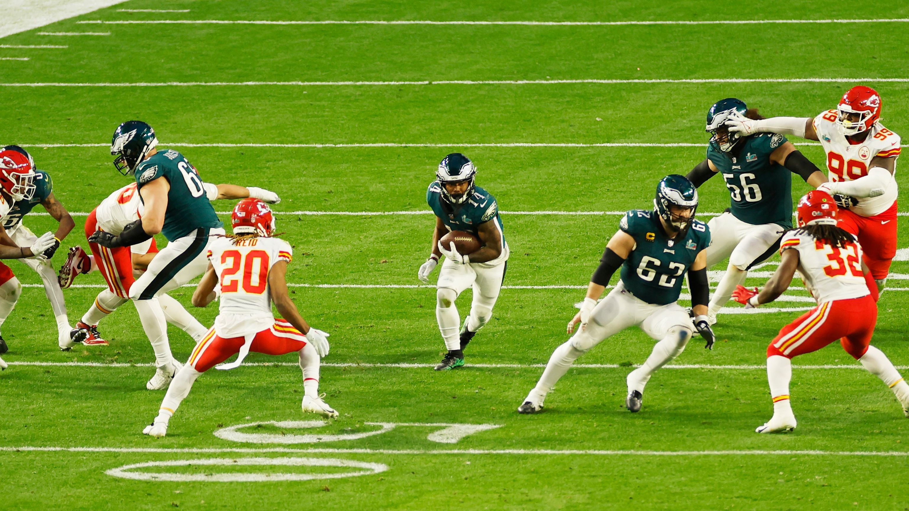 <strong>Philadelphia Eagles: Stärken (Offensive)</strong><br> 2022 war noch das Laufspiel das Prunkstück der Offensive der Philadelphia Eagles. Auch wenn davon auszugehen ist, dass Philly am Boden wieder stark sein wird, müssen einige wichtige Abgänge erstmal kompensiert und die Neuzugänge integriert werden. Daher ist das ebenfalls hochkarätig besetzte Passing Game stärker einzuschätzen.