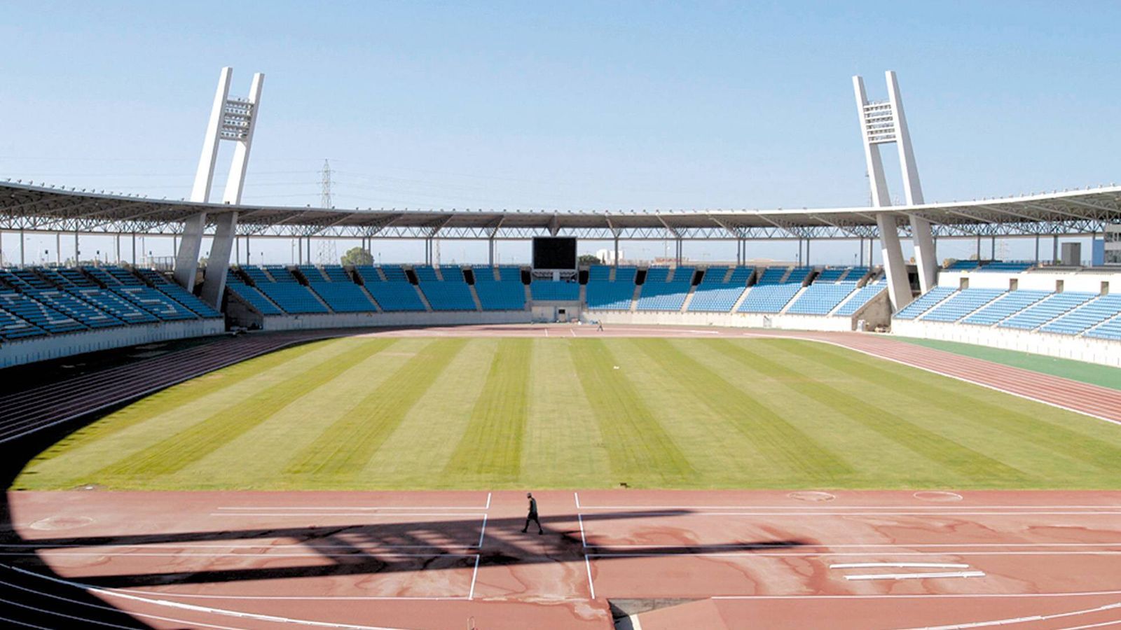
                <strong>Abschied aus Estadio de los Juegos Mediterráneos rückt näher</strong><br>
                Von Luxus keine Spur. Das Estadio de los Juegos Mediterraneos ist seit 2004 die Heimat von UD Almeria und soll nun vom tristen Rund in eine 5-Sterne-Arena umgebaut werden...
              