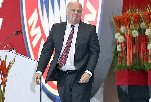 
                <strong>Tränen fließen</strong><br>
                Die rund 1.000 anwesenden Bayern-Mitglieder reagieren auf die Rede ihres ehemaligen Präsidenten mit minutenlangen Standing Ovations und rühren ihn damit zu Tränen.
              