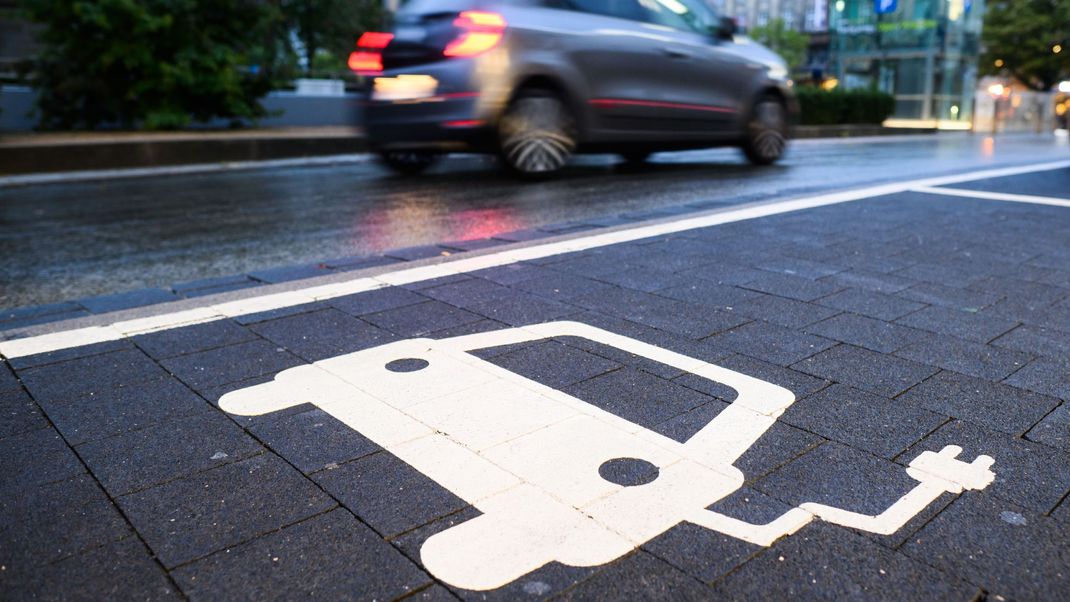 Nach einer Talfahrt nehmen die Verkäufe bei Elektroautos wieder an Fahrt auf.