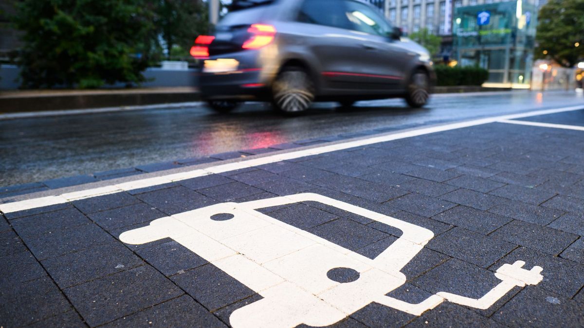 Auto vor E-Auto-Parkplatz