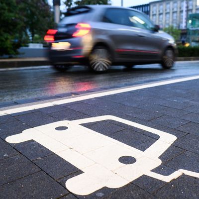 Auto vor E-Auto-Parkplatz