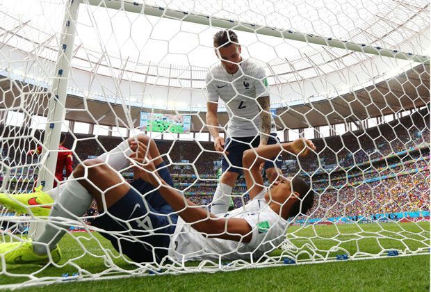
                <strong>Frankreich vs. Nigeria (2:0) - Im Netz gefangen</strong><br>
                Raphael Varane fällt in das eigene Tor, sein Teamkollege Mathieu Debuchy muss ihm wieder aufhelfen.
              