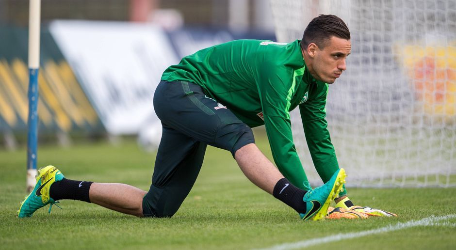 
                <strong>Raphael Wolf</strong><br>
                Raphael Wolf (SV Werder Bremen): Der Keeper ist nach seinen Hüftproblemen und der rund einjährigen Verletzungspause nur noch die Nummer vier im Kasten der Bremer - hinter Felix Wiedwald, Jaroslav Drobny und Michael Zetterer. Der 28-Jährige, der an der Weser noch bis 2017 unter Vertrag steht, könnte deshalb noch in diesem Sommer der Kaderreduzierung zum Opfer fallen. Angeblich würde Werder Wolf auch ablösefrei gehen lassen, denkbar sei wohl aber auch ein Leihgeschäft. (Quelle: kicker)
              