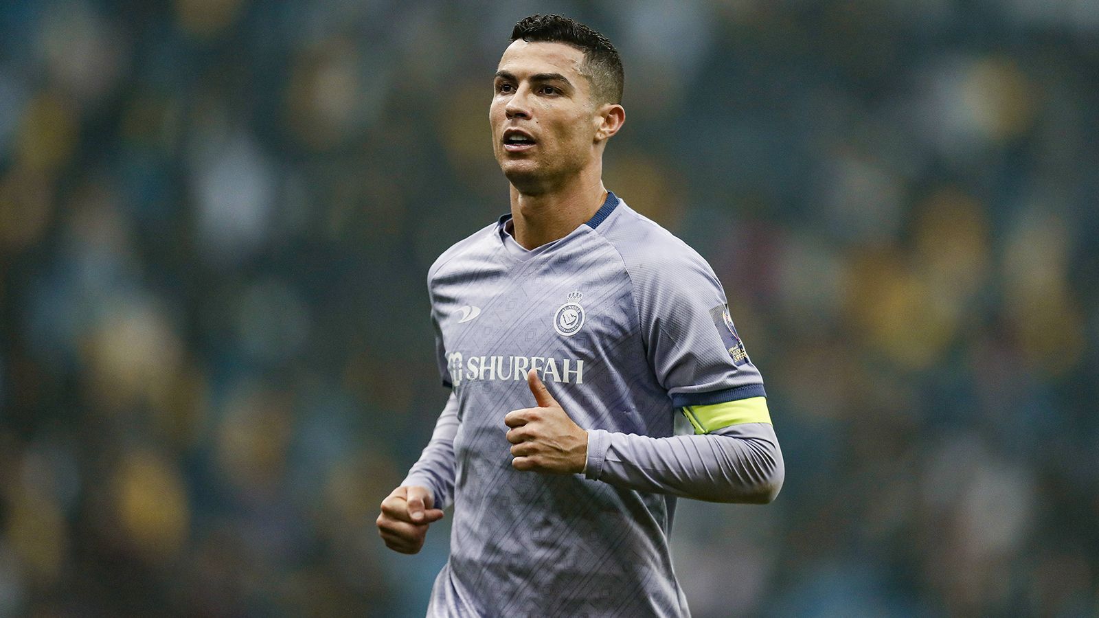 
                <strong>Cristiano Ronaldo (Nike)</strong><br>
                Cristiano Ronaldo hat sich mit seiner eigenen Marke "CR7" ein Imperium aufgebaut. Auch bei seinem Sponsor Nike verdient er Millionen, der Portugiese hat mit dem Unternehmen sogar einen ganz besonders exklusiven Vertrag, nämlich auf Lebenszeit. Dieser Kontrakt hat es in sich: 16 Millionen soll der 38-Jährige jährlich verdienen.
              