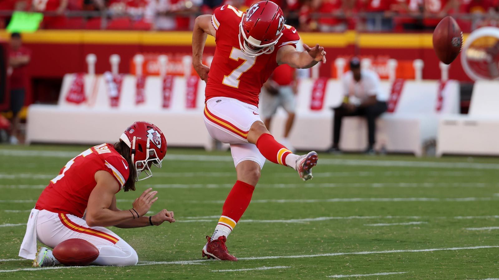 <strong>Harrison Butker - 62 Yards</strong><br>Im Topspiel des 6. Spieltags der Saison 2022 gegen die Buffalo Bills traf Harrison Butker kurz vor der Pause aus 62 Yards. Ganze 12 Sekunden dauert der Drive der Gastgeber. Das Kuriose. In den Playoffs der Vorsaison war es ebenfalls sein Field Goal 13 Sekunden nach der Führung der Bills, das die Kansas City Chiefs in die Verlängerung rettete.
