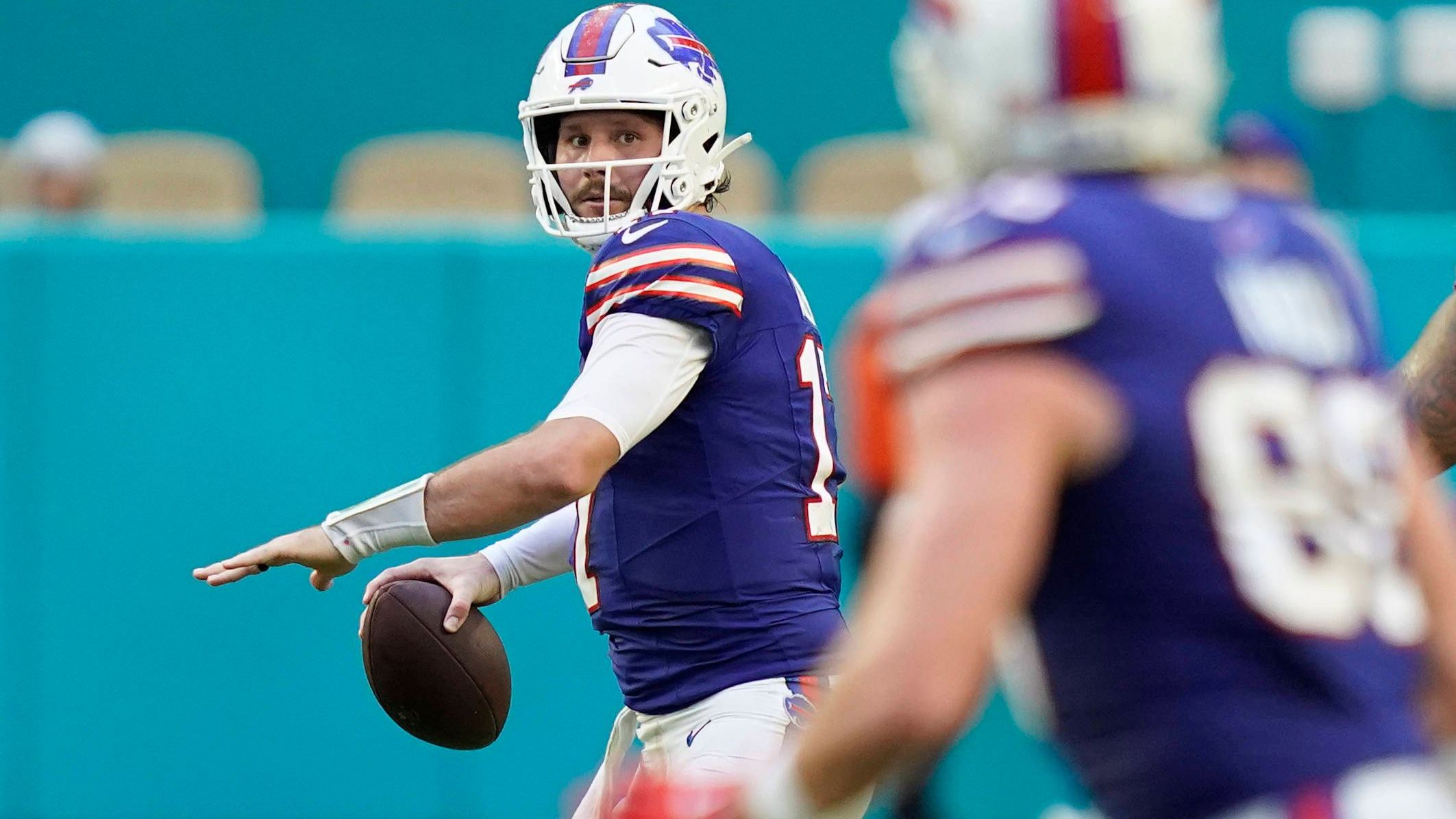 <strong>Platz 3: Josh Allen (Buffalo Bills)</strong><br>Es war kein schlechtes Spiel, das Josh Allen bei den Miami Dolphins ablieferte. Allerdings kamen seine beiden Scores durch die Luft zu spät, dazu warf er kurz vor der Endzone eine Interception. Die Tendenz spricht generell nicht für ihn, seit der ersten Saisonniederlage Anfang Oktober sammelte der amtierende MVP acht Touchdown-Pässe bei vier Interceptions. Hinzu kommen aber auch vier Läufe in die Endzone.