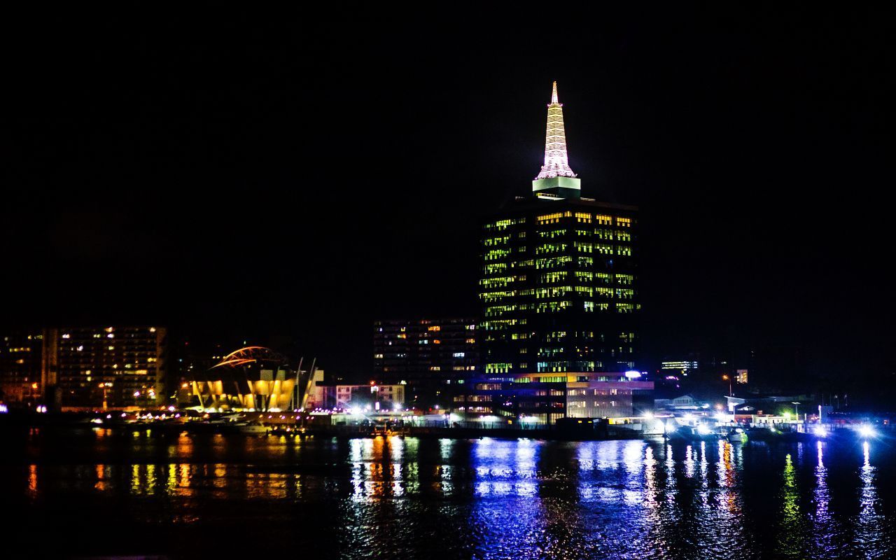 Gerade bei Nacht wartet Lagos mit einer modernen Skyline auf.