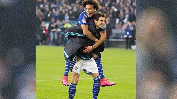 
                <strong>Leroy Sane mit Teamkollegen Leon Goretzka</strong><br>
                … "Leroy, das ist für dich das letzte Spiel. Das gucke ich mir nicht länger an", drohte Egert. Im zweiten Durchgang drehte Sane auf und rettete mit zwei Treffern den Schalker 3:2-Sieg und wahrscheinlich auch seine Karriere.
              