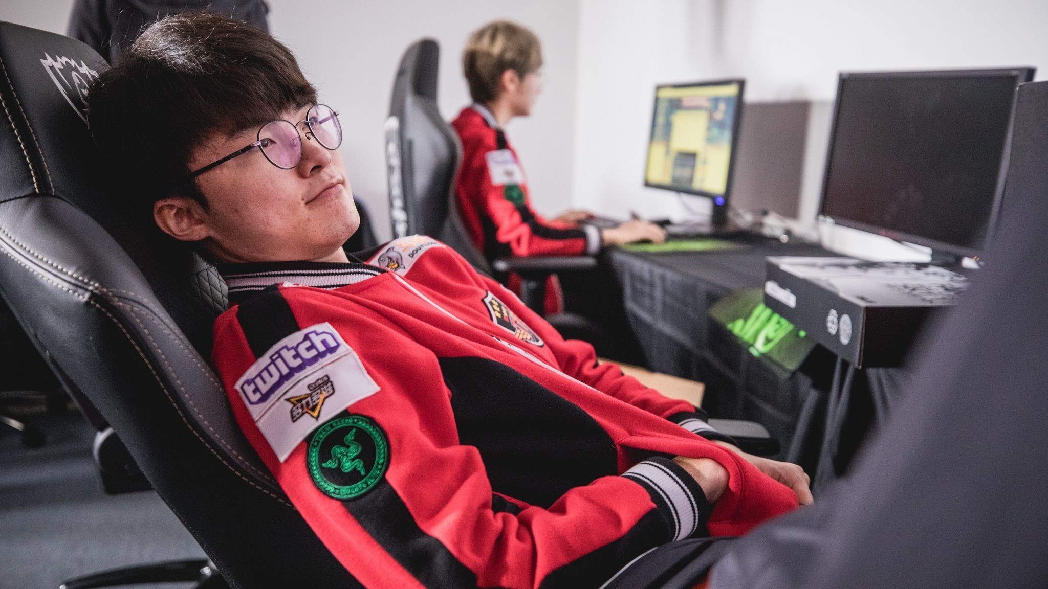 
                <strong>Sang-hyeok 'Faker' Lee - 1.175.068 US-Dollar</strong><br>
                'Faker' wird häufig als League-of-Legends-Legende betitelt. Der 22-Jährige beherrscht das MOBA wie kein anderer und gewann dreimal die Weltmeisterschaft. Das schaffte bisher nur sein ehemaliger Mitspieler und Ex-Profi Seong-ung 'Bengi' Bae.
              