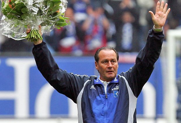 
                <strong>Huub Stevens (2. Februar 2007 bis 30. Juni 2008)</strong><br>
                Huub Stevens (1,85 Punkte pro Spiel) hatte eine erfolgreiche Zeit als Trainer beim HSV: Er übernahm den Traditionsverein auf Rang 18 liegend und führte diesen gleich zwei Mal hintereinander in den UEFA-Cup. Dann nahm er freiwillig seinen Hut und wechselte zum PSV Eindhoven.
              