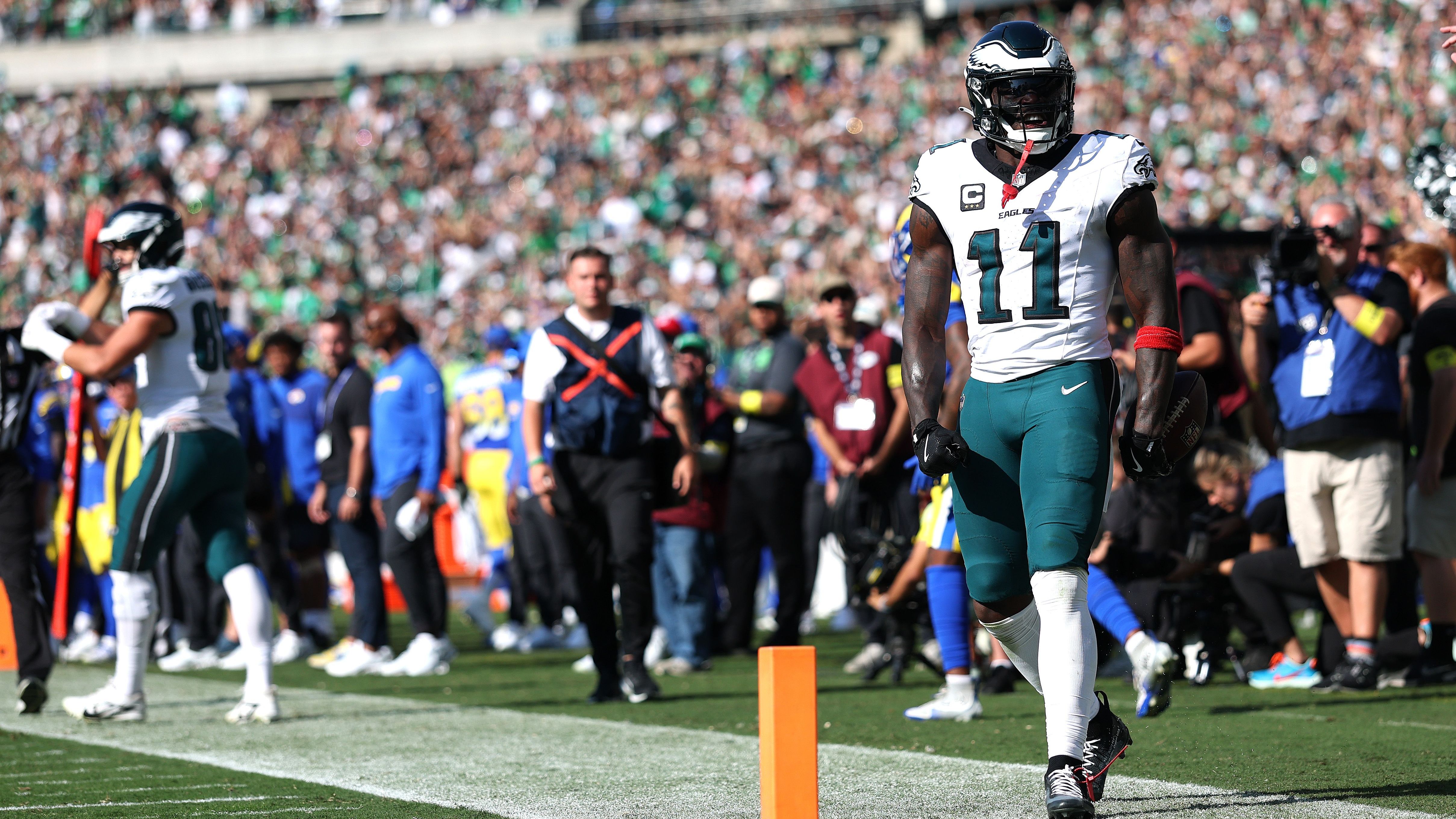 <em><strong>A.J. Brown (Philadelphia Eagles)</strong><br>Für seine Verhältnisse hatte Wide Receiver A.J. Brown einen eher diskreten Start in die Saison. In vier Spielen fing er nur 14 Pässe für 151 Yards. Nachdem er einen kryptischen X-Post absetzte, sah sich Head Coach Nick Sirianni gezwungen, ein Statement abzugeben. "Ich habe keinerlei Zweifel an seiner Einstellung und seiner Lust, hier für uns zu spielen." Ein klares Dementi eines möglichen Trades konnte oder wollte er jedoch nicht geben.</em>