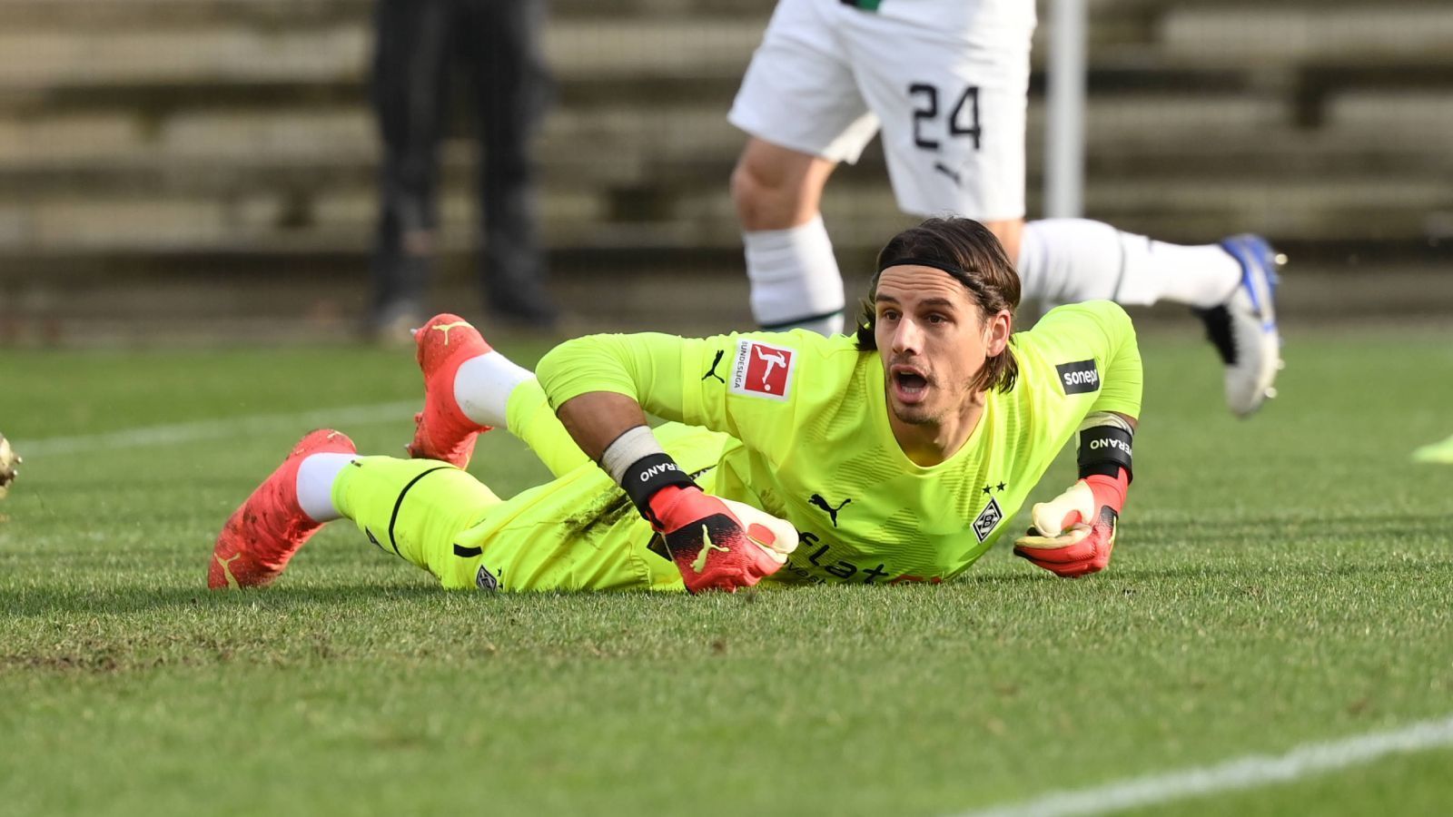 
                <strong>Gewinner: Yann Sommer & Borussia Mönchengladbach</strong><br>
                Es gibt wenige Transfers, bei dem es eigentlich ausschließlich Gewinner gibt. Einer davon ist der Transfer von Yann Sommer von Borussia Mönchengladbach zum FC Bayern München. Sommer ist ein Gewinner, weil er mit 34 Jahren noch einmal auf höchstem Niveau spielen und Pokale gewinnen kann. Die Bayern sind Gewinner, weil sie Manuel Neuer so adäquat wie möglich ersetzt haben. Gladbach ist ein Gewinner, weil sie noch eine stattliche Ablösesumme für einen alternden Keeper mit kurzer Vertragslaufzeit bekommen haben und sich für gleiches Geld mit Jonas Omlin ihre Torwart-Lösung der nächsten Jahre gesichert haben.
              