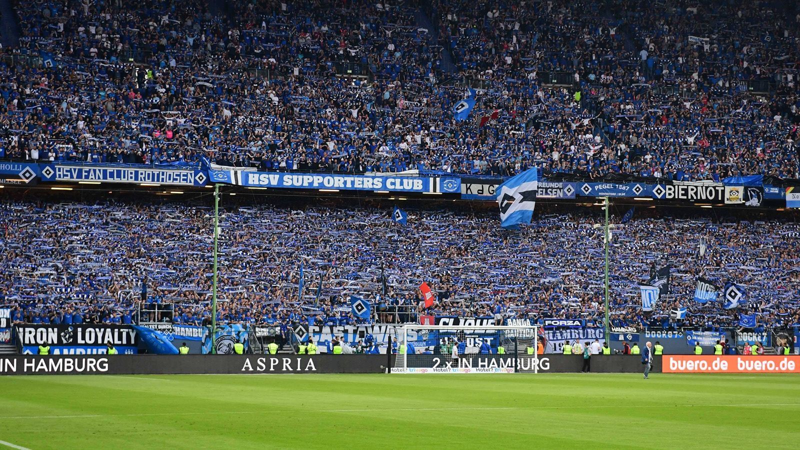 
                <strong>Relegation 2022: Die besten Bilder zu Hamburger SV - Hertha BSC</strong><br>
                Ganz Hamburg vibrierte im Vorfeld, das Volksparkstadion beim Anpfiff auch: Das Rückspiel der Relegation 2022 zwischen dem Hamburger SV und Hertha BSC zeigte die ganze emotionale Palette, die der Fußball zu bieten hat. ran hat die besten Bilder gesammelt.
              