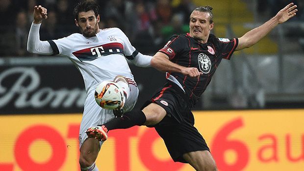 
                <strong>Javi Martinez</strong><br>
                Javi Martinez: Holt sich immer mehr Sicherheit in der Innenverteidigung. Bildet in Sachen Zweikampf und Spielaufbau ein bärenstarkes Duo mit Boateng. In der Offensive mit einigen Kopfball-Chancen. ran-Note: 2
              