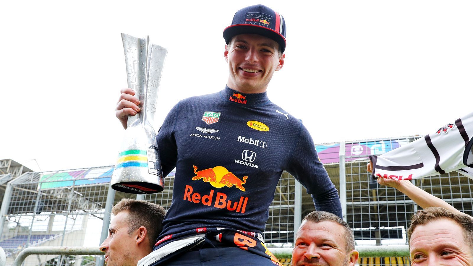 
                <strong>Der stärkste Herausforderer: Max Verstappen</strong><br>
                Anders als in den vergangenen Jahren fährt die größte Gefahr für Hamiltons und Mercedes' Titelambitionen nicht einen roten Ferrari, sondern einen dunkelblauen Red Bull: Max Verstappen bewies besonders in der zweiten Hälfte der Saison 2019, dass man mit ihm und seinem Team rechnen muss. Der 22-jährige Niederländer hat aus seinen Fehlern in der Vergangenheit gelernt und ist trotz seines jungen Alters ein reiferer Fahrer als am Anfang seiner Karriere. Am Rennsonntag ist kaum jemand schneller als Verstappen, der im letzten Jahr hinter den beiden Mercedes Dritter in der Fahrerwertung wurde. Auch Verstappen könnte ein Rekord winken: Wird die Saison am 6. September in Monza mit dem Weltmeister Max Verstappen beendet, wäre der Niederländer der jüngste Titelträger der Formel-1-Geschichte.
              