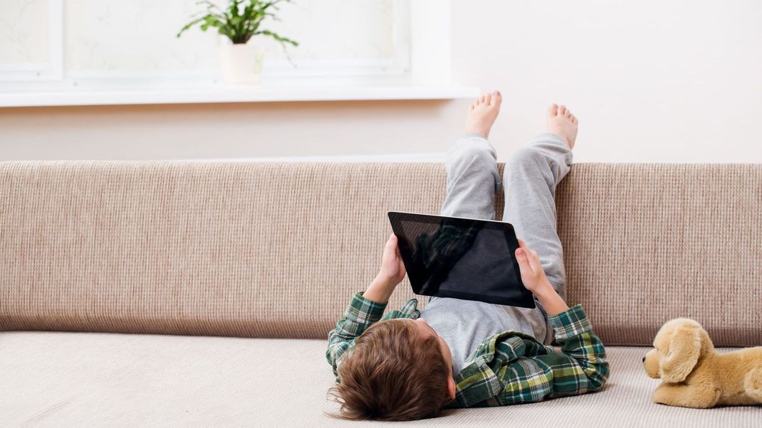 Kinder und Jugendliche verbringen gern viel Zeit im Internet, weshalb eine Bildschirmzeit-Regulierung wichtig ist.