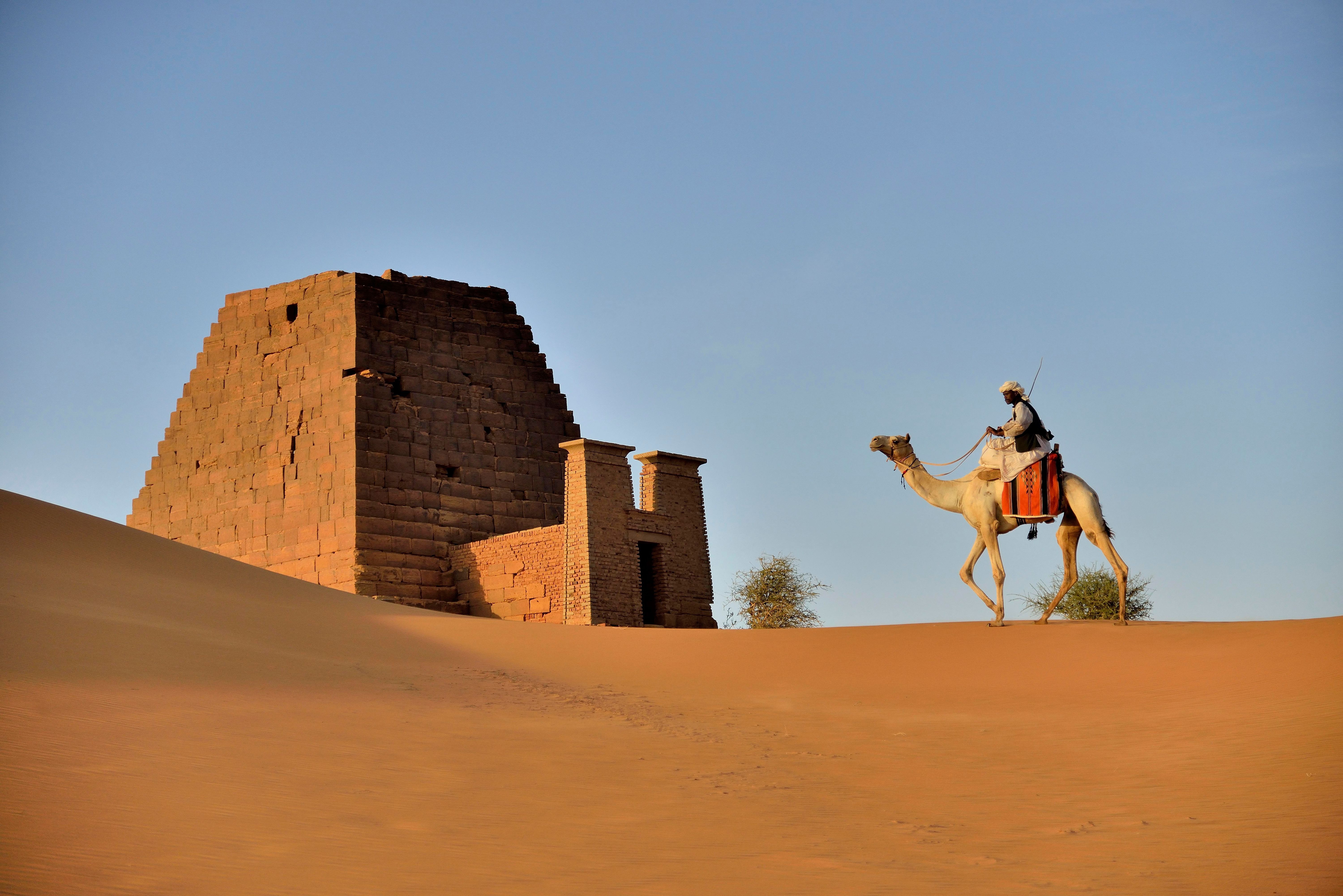 Die Pyramiden von Meroe im Sudan gehören seit 2011 zum Unesco-Weltkulturerbe. Die meisten Pyramiden gibt es tatsächlich im Sudan - hier stehen etwa 200 bis 250 Pyramiden. Auch dort wurden die Pyramiden als Grabmäler zu Ehren der Königinnen und Könige gebaut.