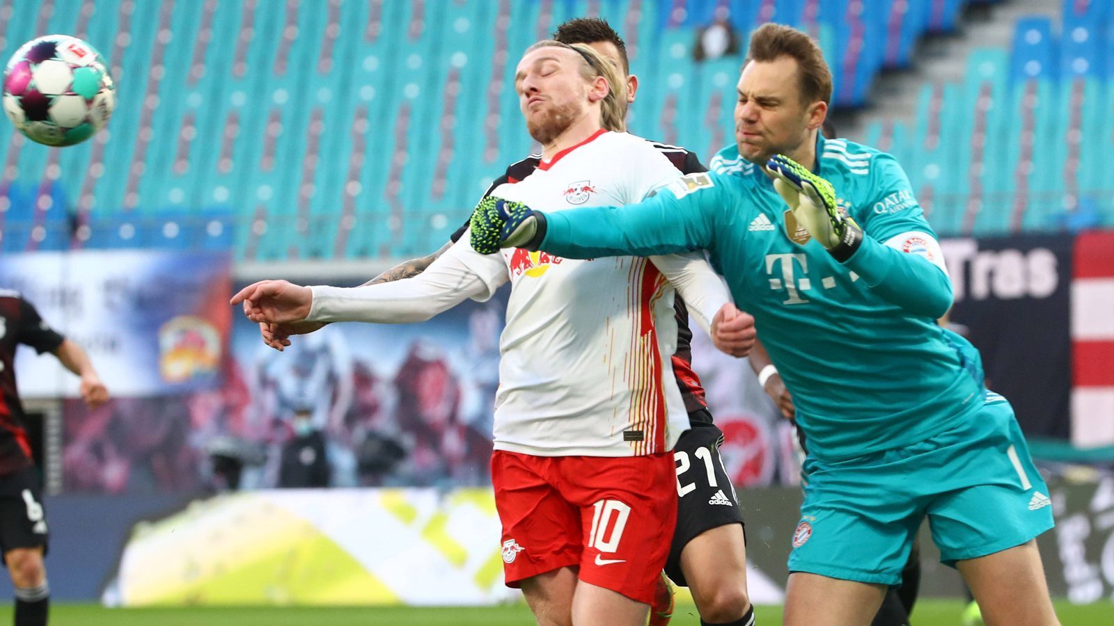 
                <strong>Manuel Neuer</strong><br>
                In der ersten Halbzeit kaum gefordert, weil Leipzig zwar dominiert, aber nicht zum Abschluss kommt. Klärt in der 8. Minute ein Missverständnis mit Hernandez souverän. Nach der Pause dann erst mal unter Dauerbeschuss. Klärt zweimal gegen Sabitzer und hält die Führung der Bayern fest. Immer auf dem Posten, wenn er gebraucht wird. ran-Note: 2
              