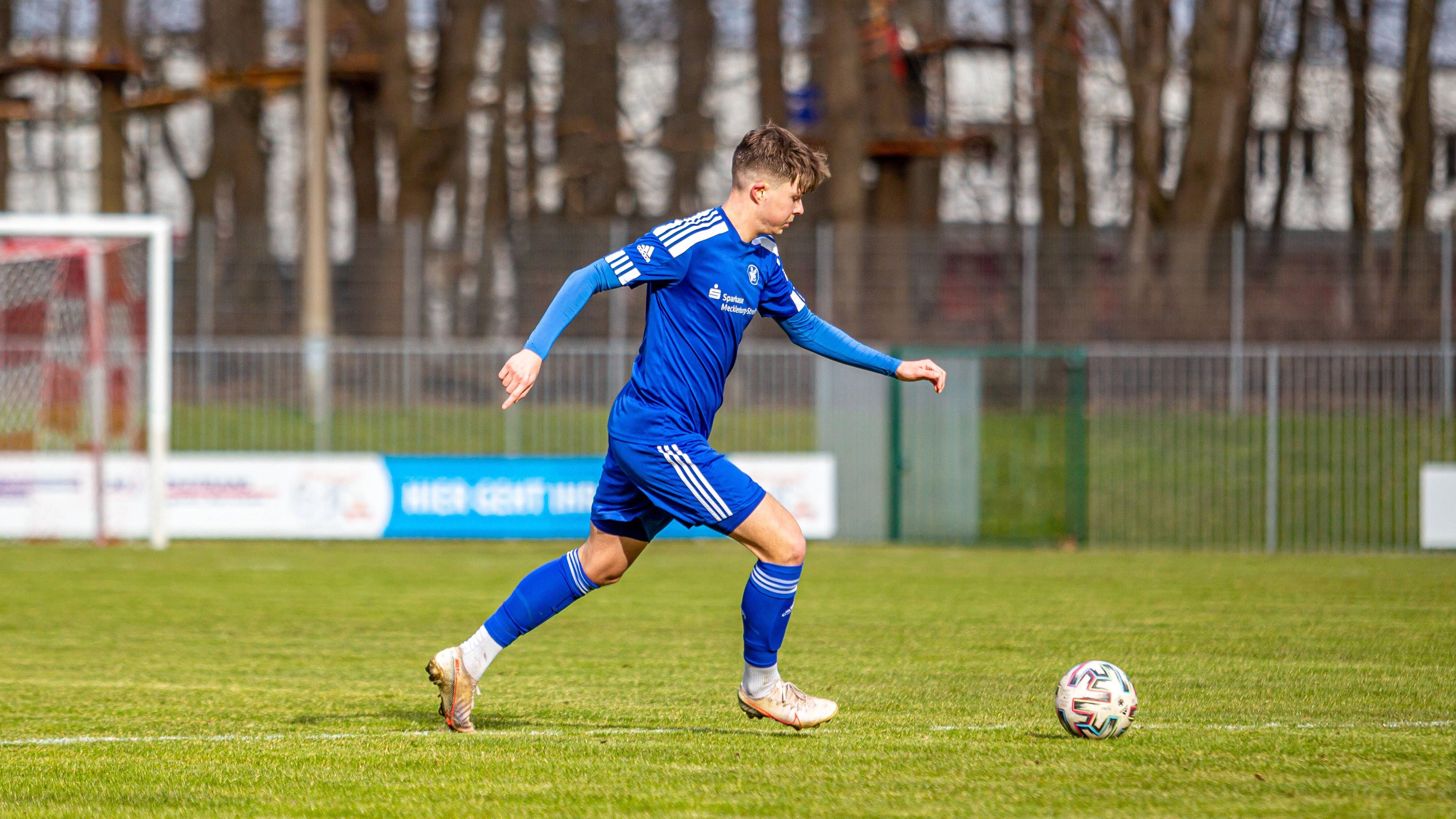 
                <strong>TSG Neustrelitz </strong><br>
                In Mecklenburg-Vorpommern setzte sich die TSG Neustrelitz gegen den Greifswalder FC durch. Es benötigte allerdings das Elfmeterschießen - 7:6. Erstmals seit neun Jahren ist die TSG somit wieder in der ersten Runde des DFB-Pokals. 
              