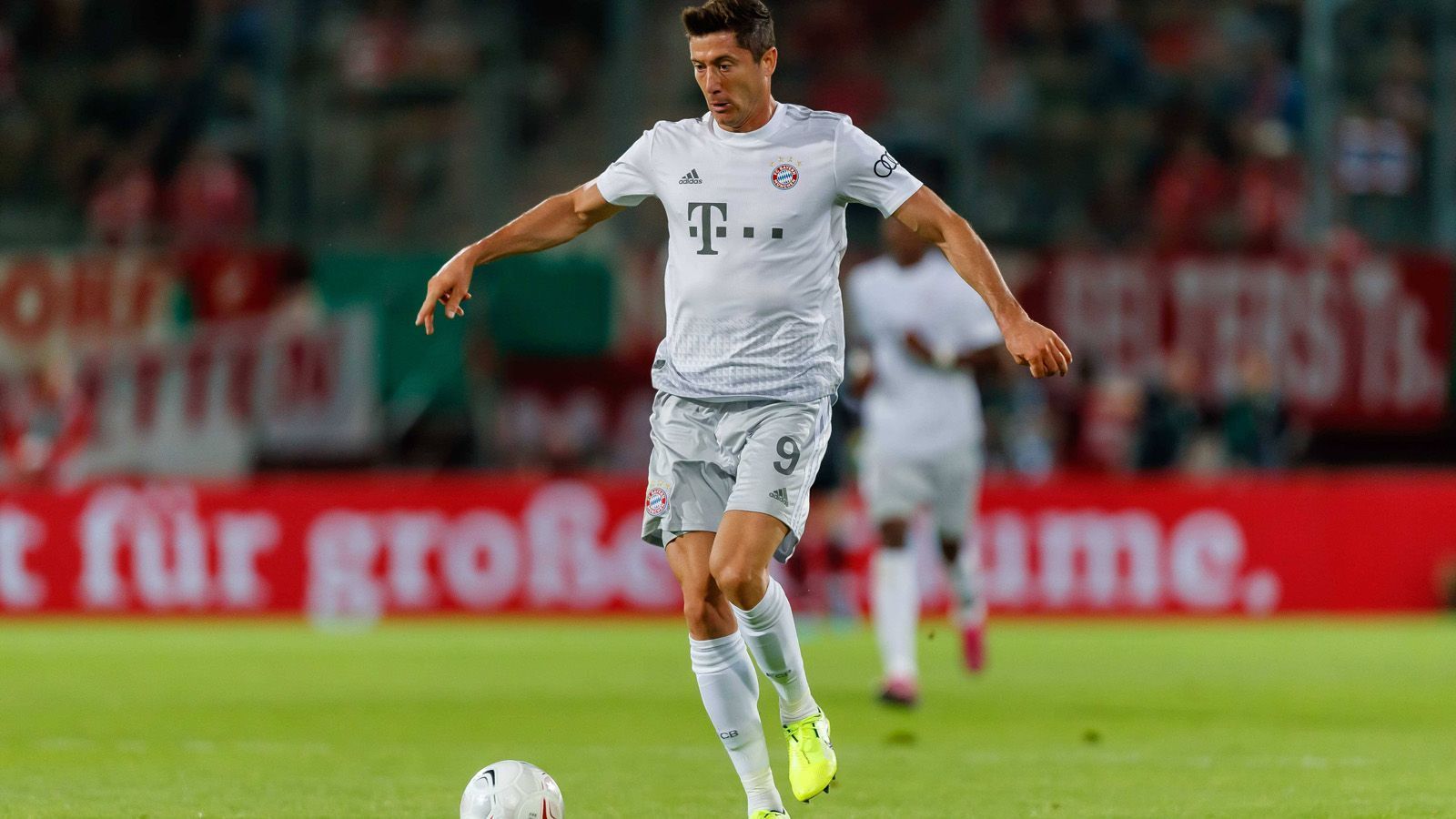 
                <strong>Meisten Tore</strong><br>
                Robert Lewandowski: 202 Tore
              