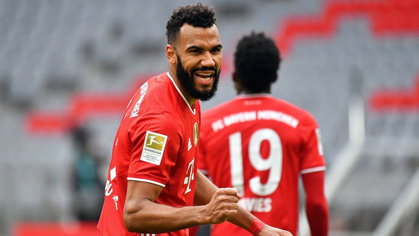 
                <strong>"Hauptsache wir sind als Mannschaft erfolgreich"</strong><br>
                24-mal stand der Stürmer in seinem ersten Jahr bei den Bayern bislang auf dem Platz, erzielte dabei fünf Tore und gab einen Assist. Immerhin weiß Choupo-Moting, wie das Toreschießen in wichtigen Spielen geht: In der vergangenen Saison schoss er seinen Ex-Klub und diesjährigen Bayern-Gegner im Champions-League-Viertelfiale, Paris Saint-Germain, mit einem Tor in der dritten Minute der Nachspielzeit gegen Bergamo ins Halbfinale der Königsklasse. "Wir haben viele Optionen", sagte der Angreifer bei "SPOX" mit Blick auf das Leipzig-Spiel: "Ich werde im Training alles geben und versuchen, mich für einen Einsatz zu empfehlen. Ob ich am Ende spiele oder nicht spiele, ist egal. Hauptsache wir sind als Mannschaft erfolgreich."
              