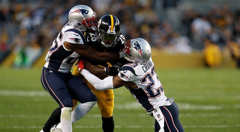 
                <strong>Verlierer: Le'Veon Bell (Pittsburgh Steelers)</strong><br>
                Le'Veon Bell gilt neben Ezekiel Elliott als bester Running Back der laufenden Saison. Gegen die Patriots kam das Laufmonster der Steelers jedoch gar nicht in Fahrt. Nachdem er nur 20 Rushing Yards beisteuern konnte, musste er aufgrund einer Leistenverletzung fast die gesamte zweite Halbzeit von der Seitenlinie aus zuschauen. Nach seinem Ausfall blieb das Running Game Pittsburghs blass und Ersatzmann DeAngelo Williams kam nur auf 34 Rushing Yards.
              