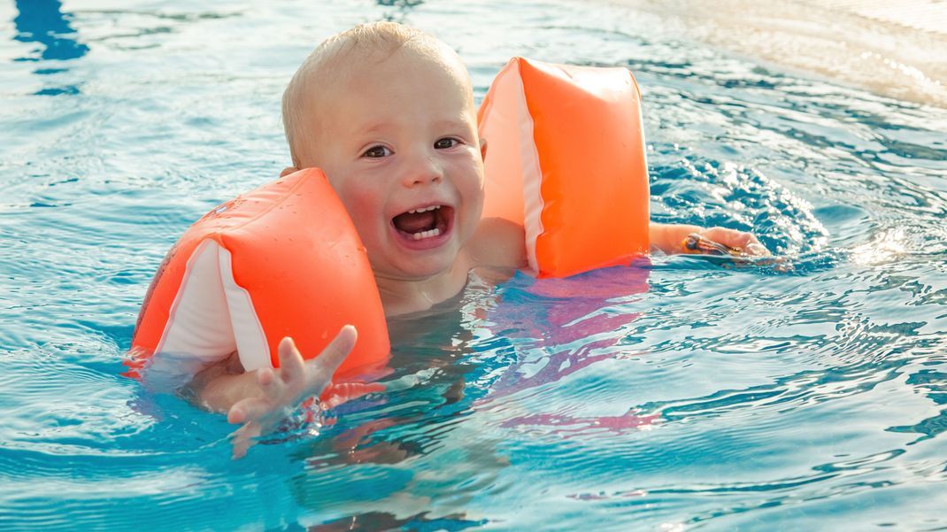 Gefahr für Kleinkinder - Schwimmflügel könnten lebensgefährlich werden. (Symbolbild)