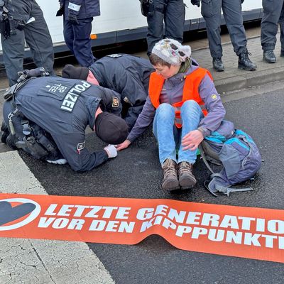  Blockade-Aktion der Klimaschutzbewegung Letzte Generation in Mainz