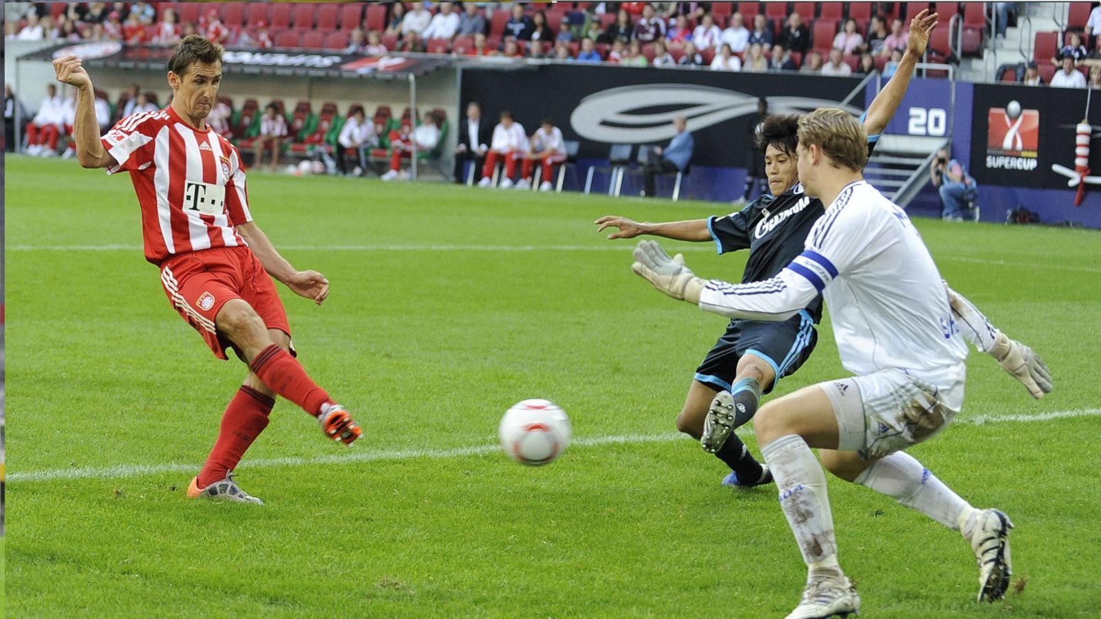 
                <strong>2010: FC Bayern München - FC Schalke 04 2:0</strong><br>
                Das Comeback des Supercups, der bereits zwischen 1987 und 1996 (damals aber vom DFB organisiert) ausgespielt wurde, findet am 7. August 2010 in der Augsburger Impuls-Arena statt. Das erste Spiel nach der WM in Südafrika - und Thomas Müller spielt sich weiter in den Fokus. Nach seinem sensationellen Auftritt im DFB-Dress erzielt der damals 20-Jährige auch im Supercup gegen den amtierenden Vizemeister Schalke 04 einen Treffer und bereitet ein weiteres Tor vor. Miroslav Klose sorgt für den 2:0-Endstand. Die Bayern gewinnen die Supercup-Neuauflage.
              