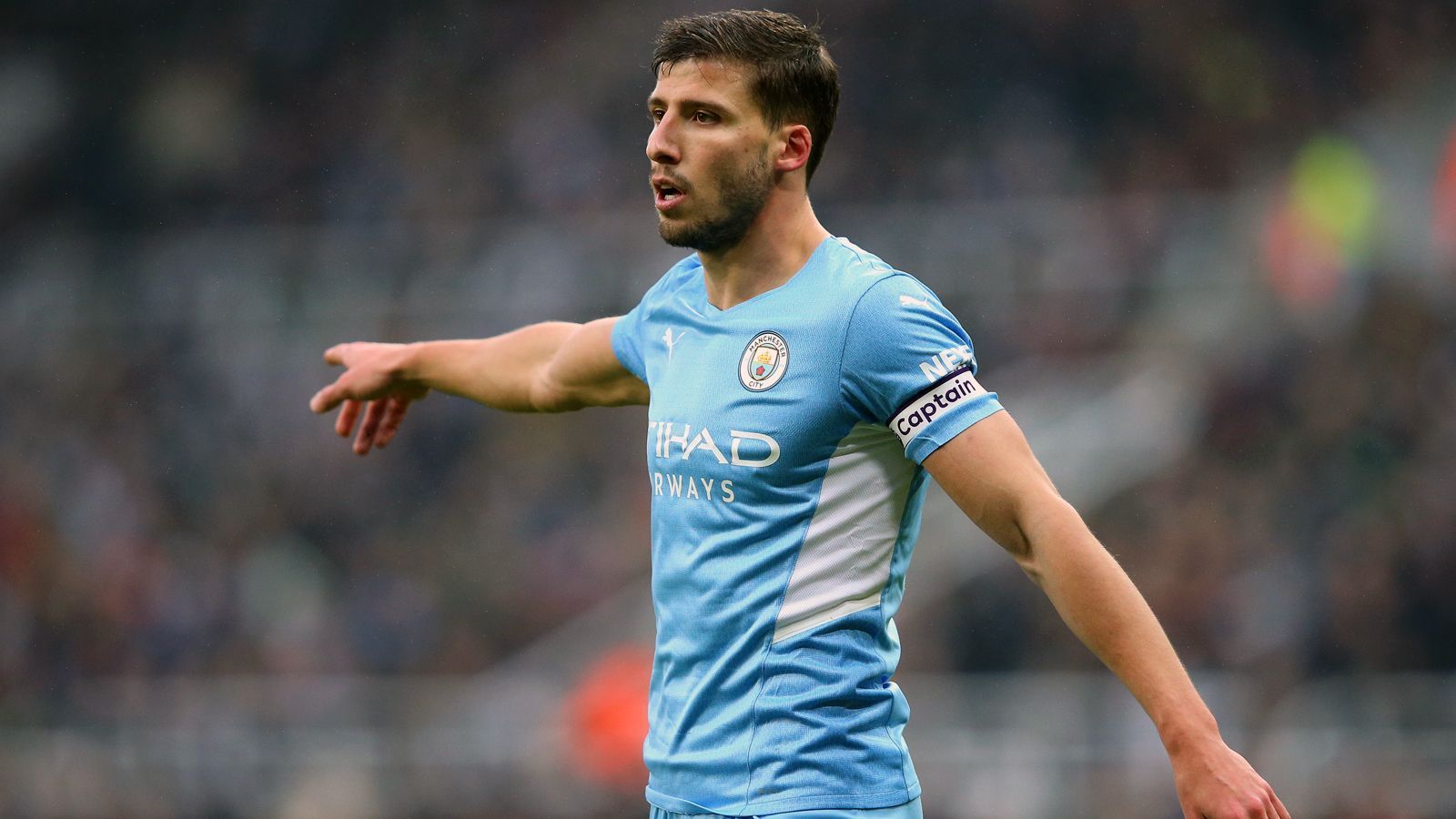 
                <strong>Platz 8: Ruben Dias (Manchester City)</strong><br>
                Geschätzter Transferwert: 120,5 Millionen Euro - Alter: 24 Jahre - Position: Innenverteidiger - Vertrag bis: 2027
              