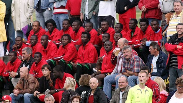 
                <strong>Asante Kotoko</strong><br>
                Geschäftsführer Kofi Manu vom ghanaischen Top-Klub Asante Kotoko nach einer peinlichen Niederlage: "Diese Spieler schlafen nicht. Ich sage es Ihnen, sie schlafen nicht! Die Tatsache, dass sie im Bett sind, heißt noch lange nicht, dass sie schlafen. Sie verbringen ihre Nächte mit telefonieren, im Internet surfen und Pornos schauen!"
              