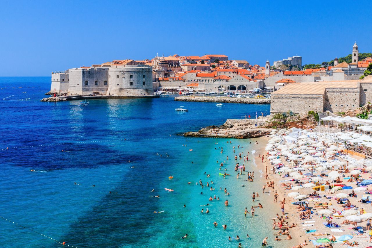 Die Serie Game of Thrones löste einen wahren Hype auf die mittelalterliche Stadt Dubrovnik in Kroatien aus. Die "Perle der Adria" wurde nämlich Drehort vieler Szenen der Serie.Sehenswerte Alternativen: die Städte Pula oder Rovinj.