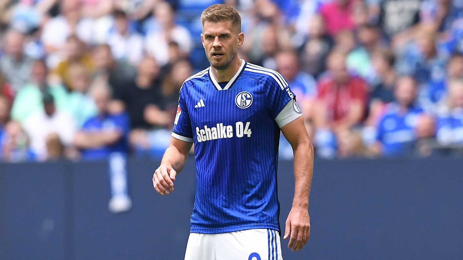 <strong>Simon Terodde (FC Schalke 04)</strong><br>
                Nach dem Schalker Abstieg ist Stürmer Simon Terodde wieder in seinem Lieblings-"Jagdrevier". In der 2. Bundesliga ist der Routinier seit Jahren quasi der Vorzeige-Torjäger gewesen, schoss unter anderem eben Schalke zurück in die Bundesliga. Zuvor gelang ihm dasselbe auch schon in den Diensten des VfB Stuttgart und des 1. FC Köln. Sogar vier Mal wurde der 35-Jährige in seiner bisherigen Karriere bereits Torschützenkönig in der 2. Bundesliga.&nbsp;
