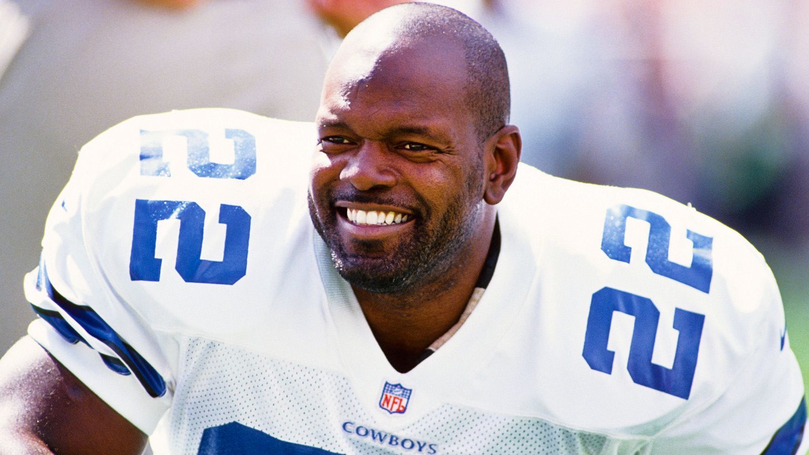 
                <strong>Emmith Smith</strong><br>
                Smith wurde von den Dallas Cowboys entlassen, kurz nachdem er Walter Paytons Rushing-Rekord gebrochen hatte. Als dreimaliger Super-Bowl-Champion der Cowboys entschied sich Smith dazu, seine Karriere in der Saison 2003 bei den Arizona Cardinals fortzusetzen. 2004 glänzte er noch einmal mit 937 Rushing-Yards und beendete daraufhin seine Karriere.
              