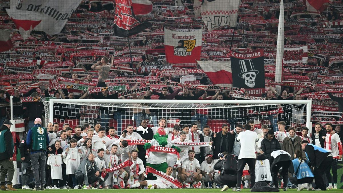 Spieler und VfB-Fans feiern den Finaleinzug