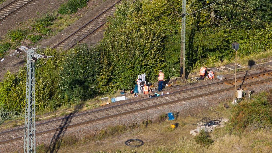 Nach einem Brand an einem Stellwerk kam es auf der wichtigen Strecke zwischen Hannover und Berlin zu Verspätungen und Ausfällen.